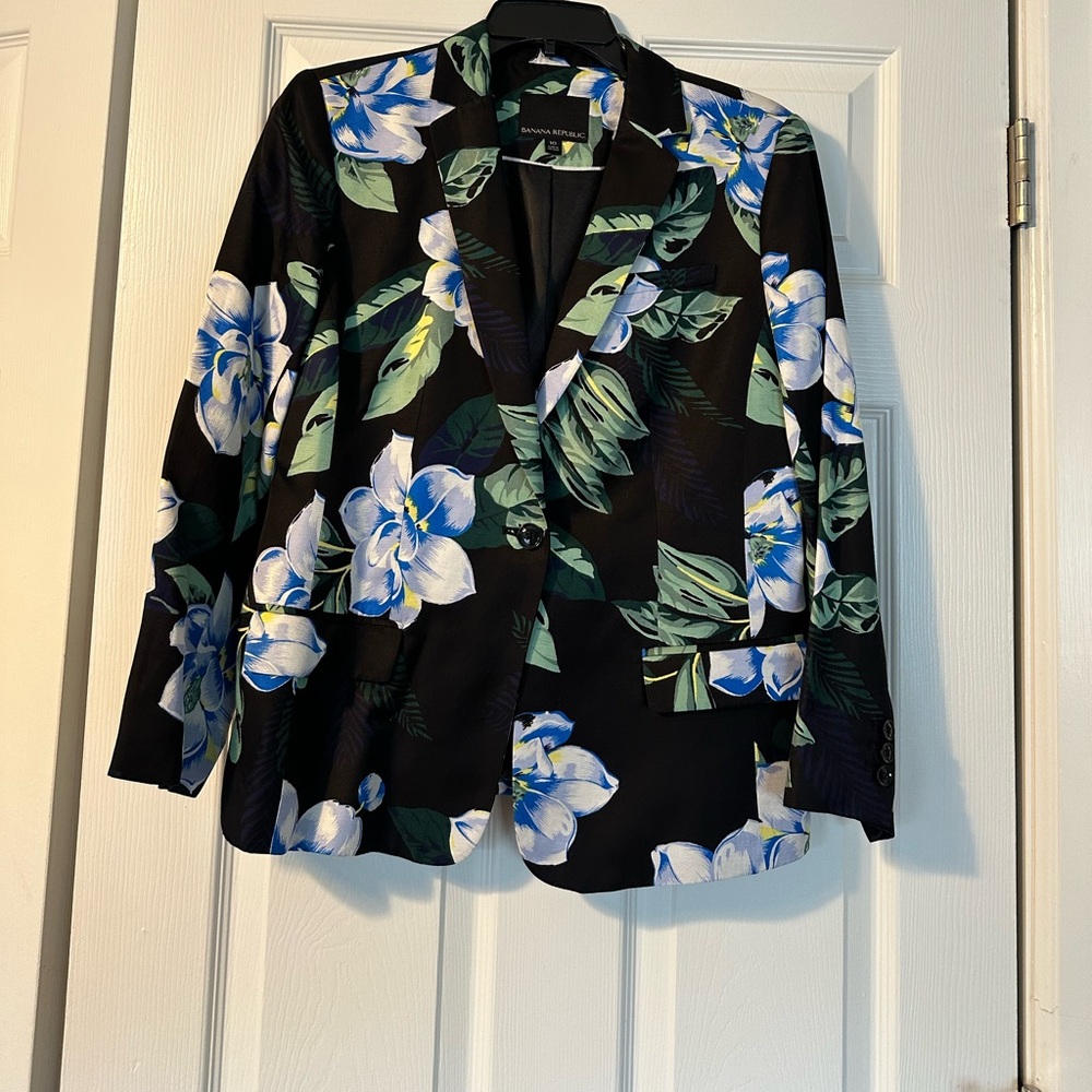 BANANA REPUBLIC Size 10 
FLORAL BLAZER